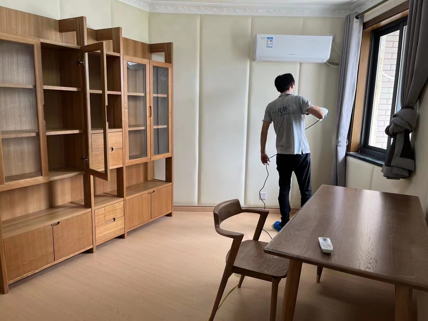 板材里的甲醛含量比窗簾高嗎